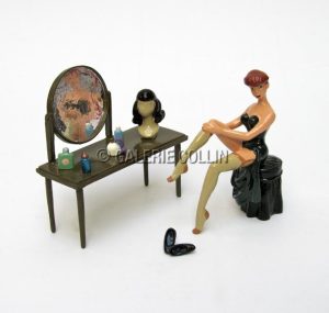 BERTHET . PIXI Figurine "Pin up devant sa coiffeuse"